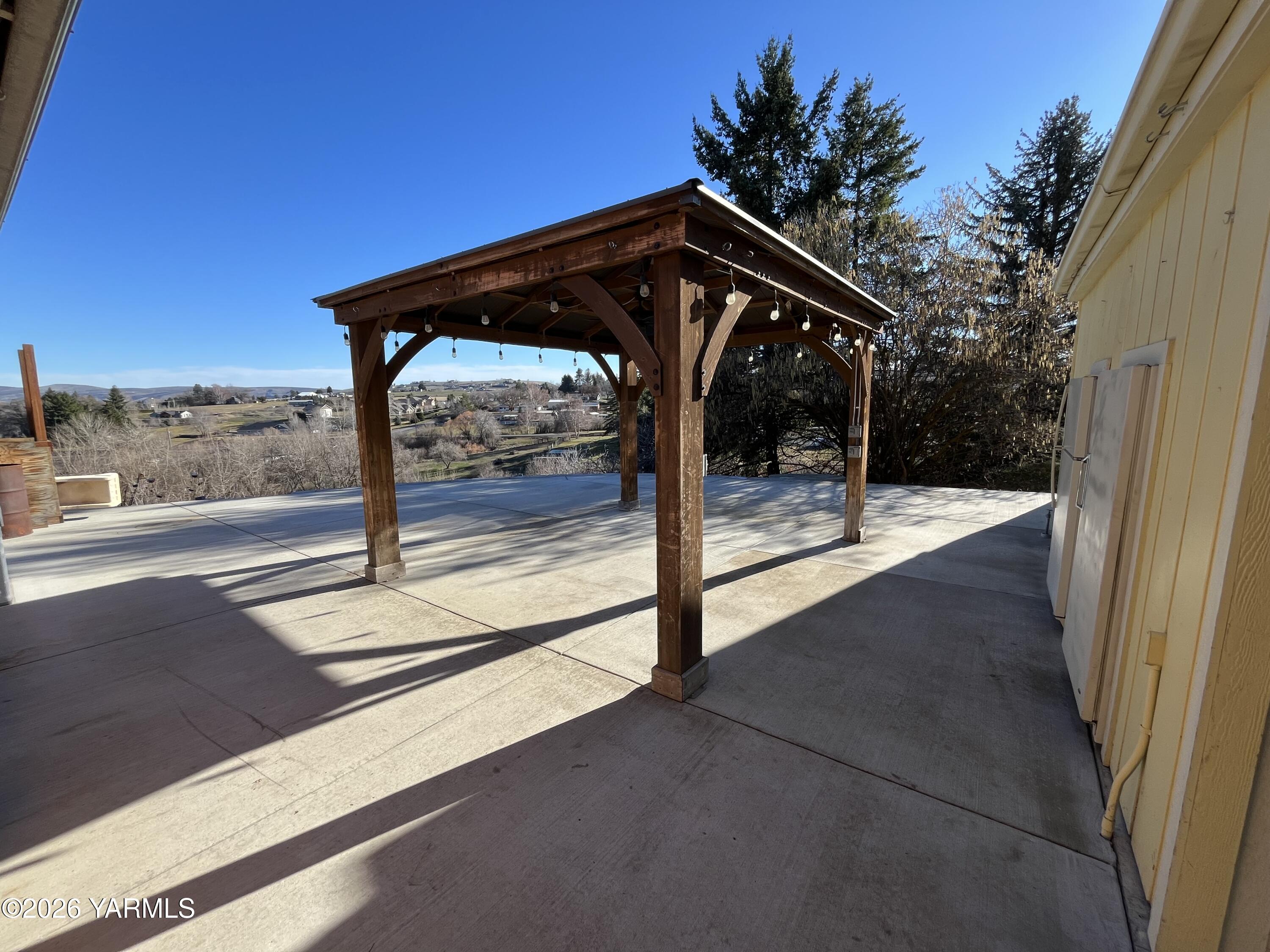 330 Parish Road Selah, WA 98942 - Photo 4 of 45 Lg patio area