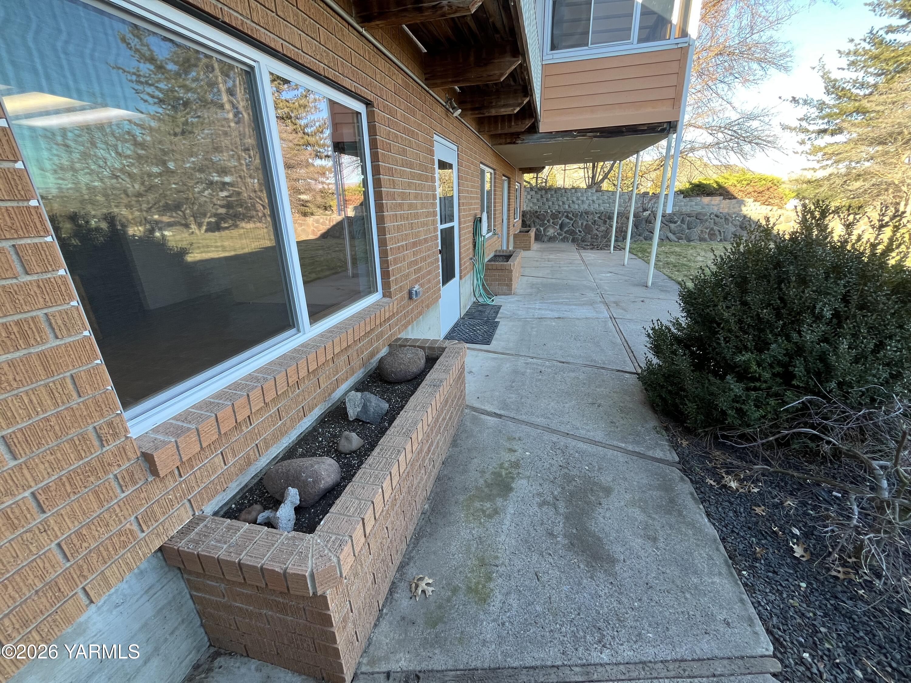 330 Parish Road Selah, WA 98942 - Photo 41 of 45 back patio