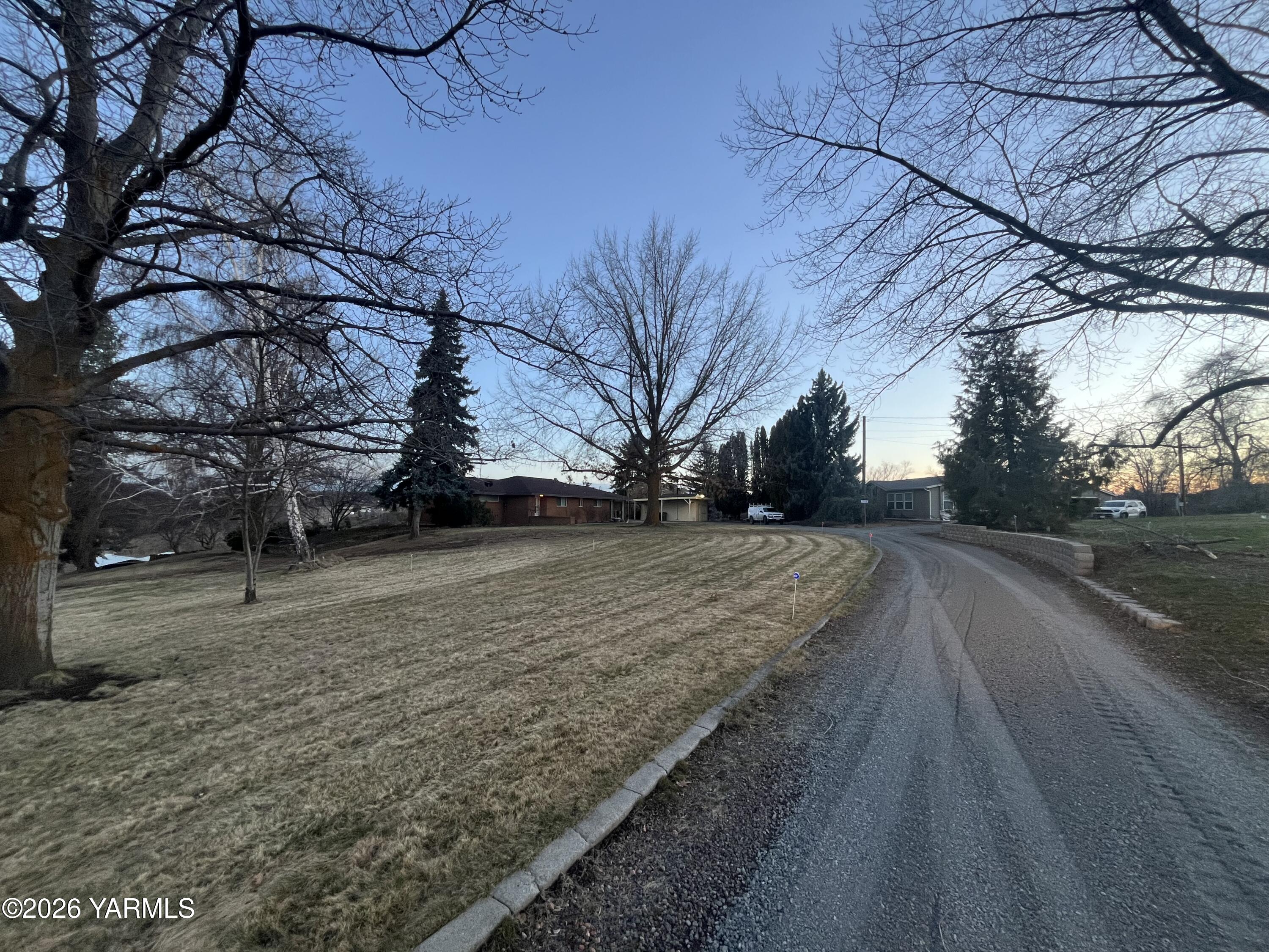330 Parish Road Selah, WA 98942 - Photo 44 of 45 shared driveway