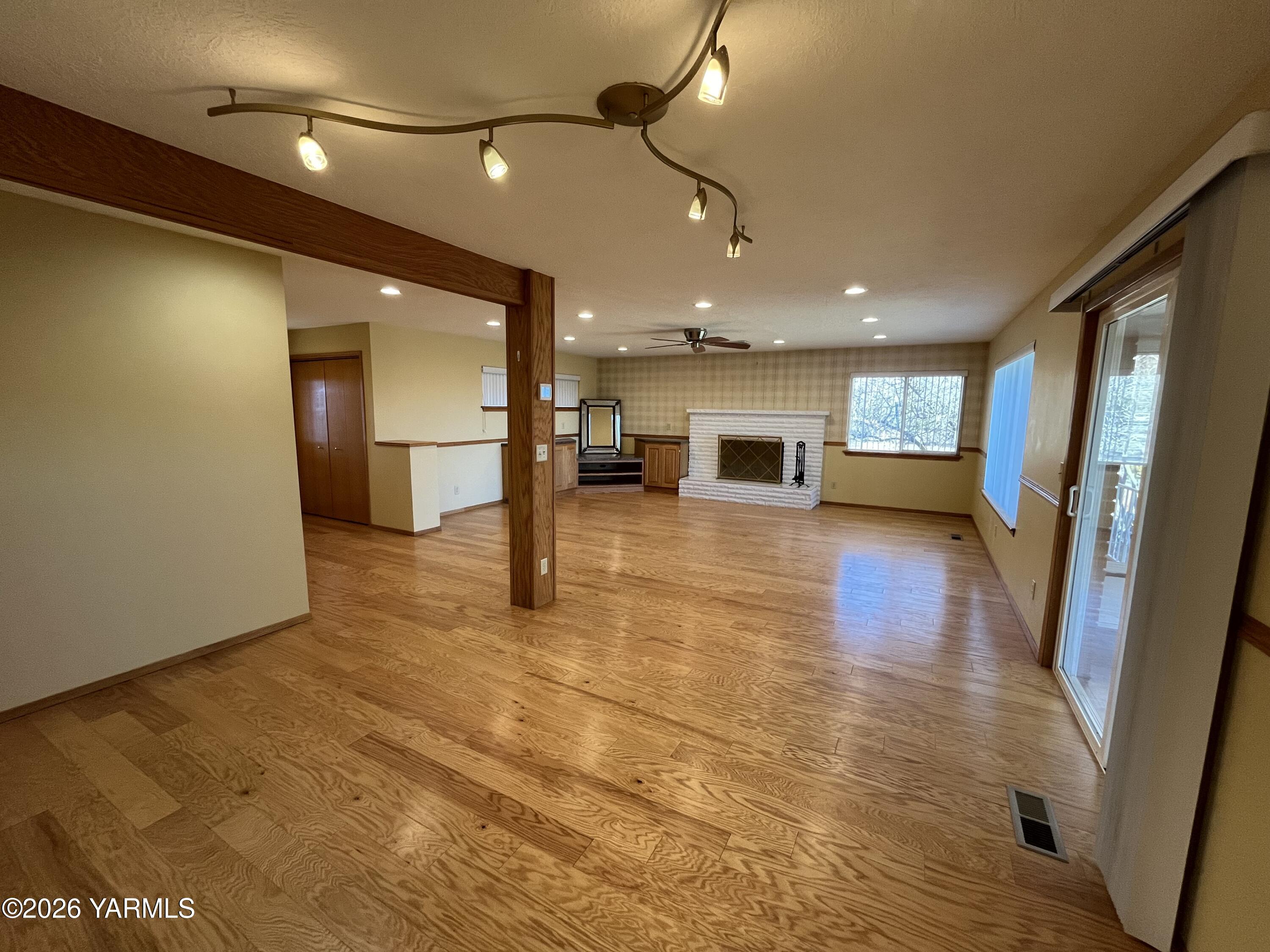 330 Parish Road Selah, WA 98942 - Photo 6 of 45 open concept living