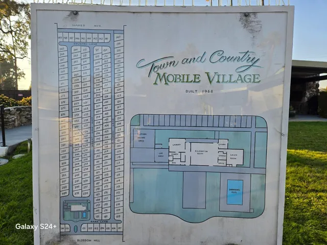 a view of livingroom with furniture