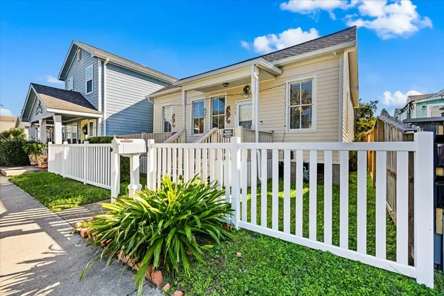 $2,400 | 2823 Avenue Q, Unit A, Galveston, TX 77550