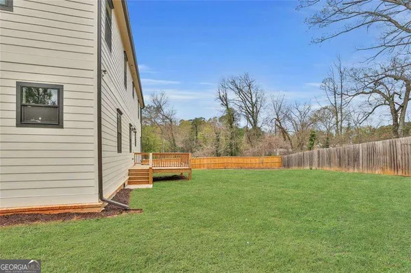 a view of yard with green space