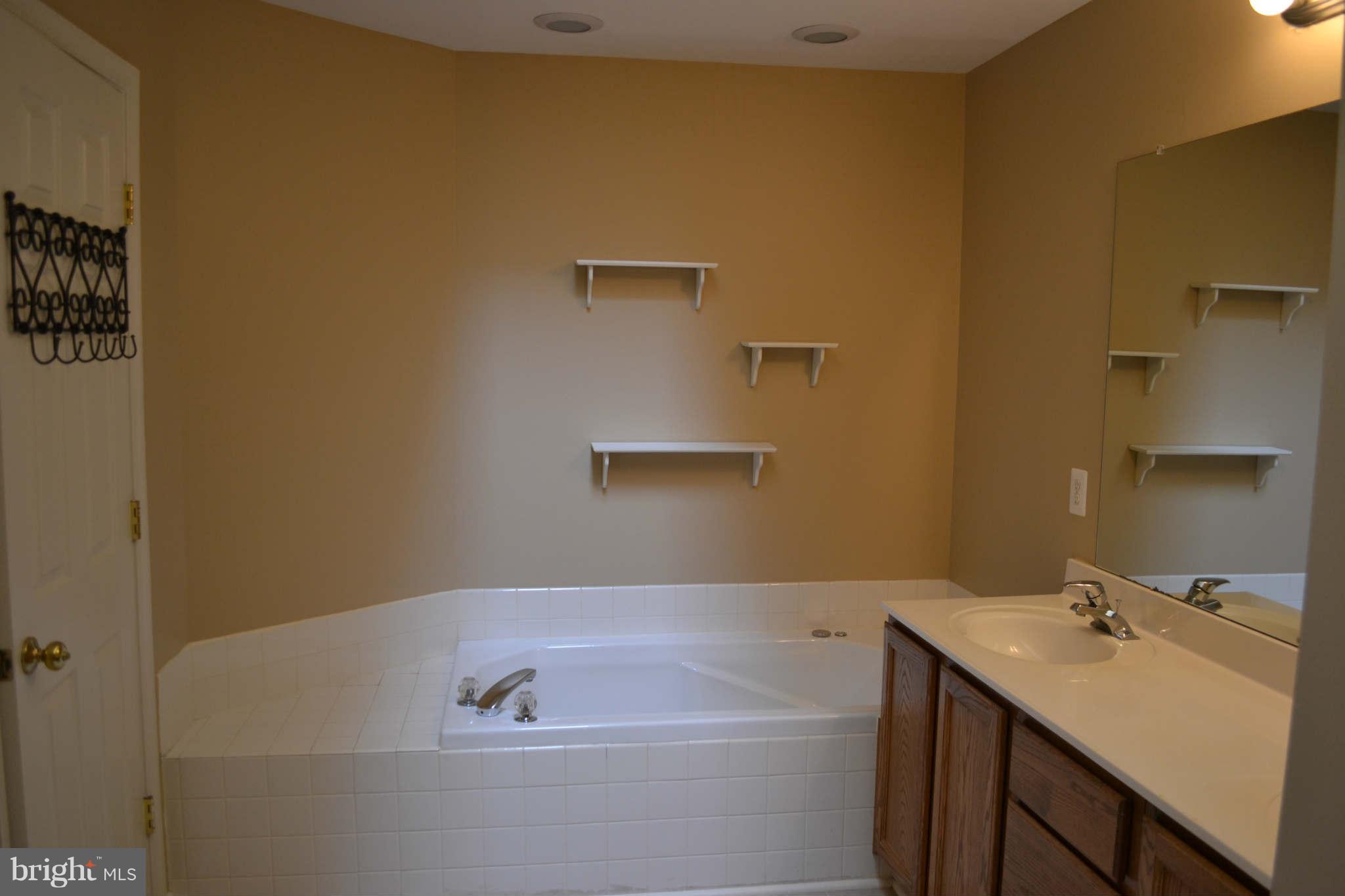 773 Howards Loop, Unit 60 Annapolis, MD 21401 - Photo 15 of 26 Bath (Master)