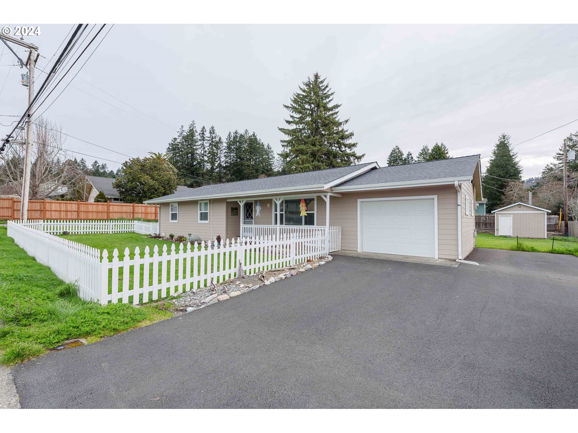 806 Pioneer Road Brookings, OR 97415 - Photo 2 of 42 Gallery Image 2
