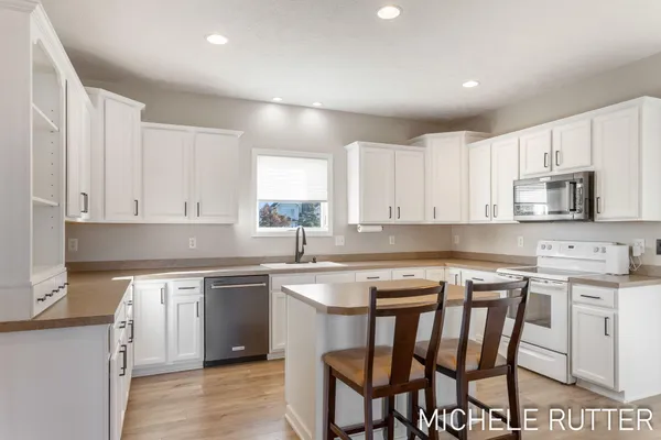 $515,000 | 1399 Woodfield Drive, Zeeland, MI 49464