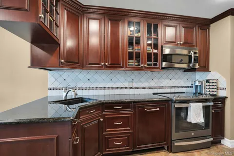 $1,299,000 | 21 Ground Pine Court, Dix Hills, NY 11746