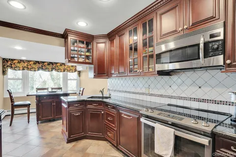 $1,299,000 | 21 Ground Pine Court, Dix Hills, NY 11746