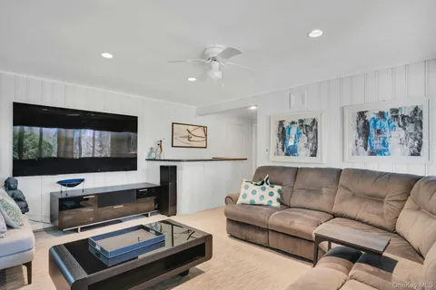 $1,299,000 | 21 Ground Pine Court, Dix Hills, NY 11746