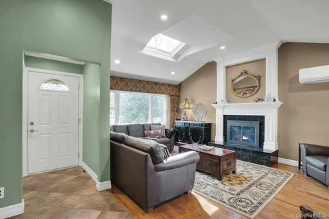 $1,299,000 | 21 Ground Pine Court, Dix Hills, NY 11746