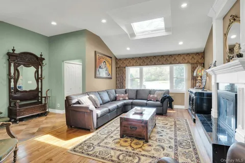 $1,299,000 | 21 Ground Pine Court, Dix Hills, NY 11746