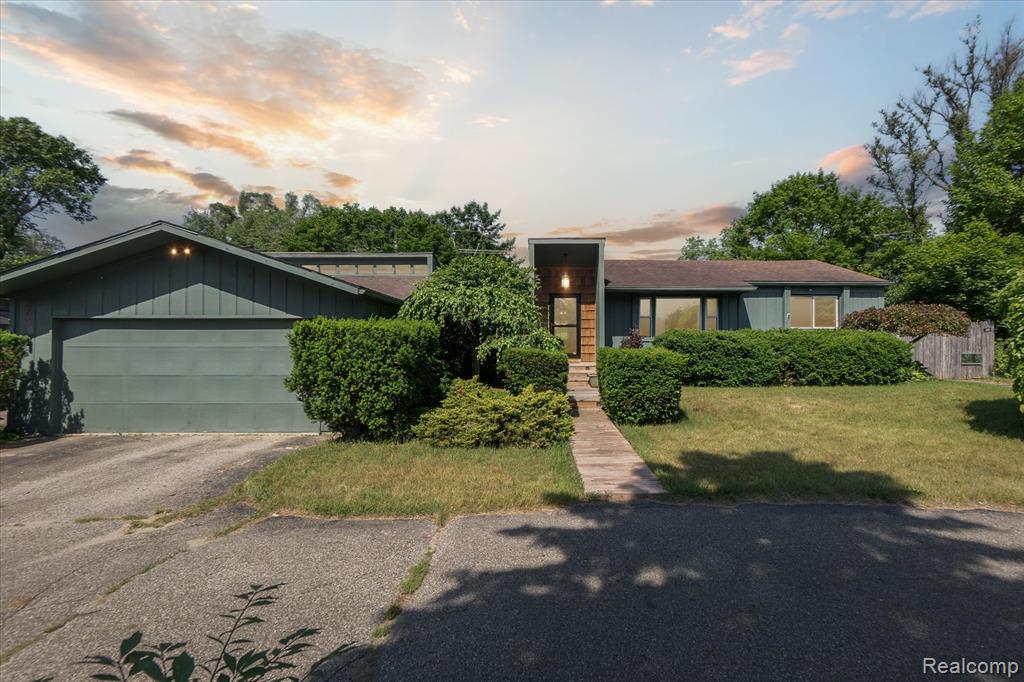 265 Airport Road Waterford, MI 48327 - Photo 1 of 47 Gallery Image 1