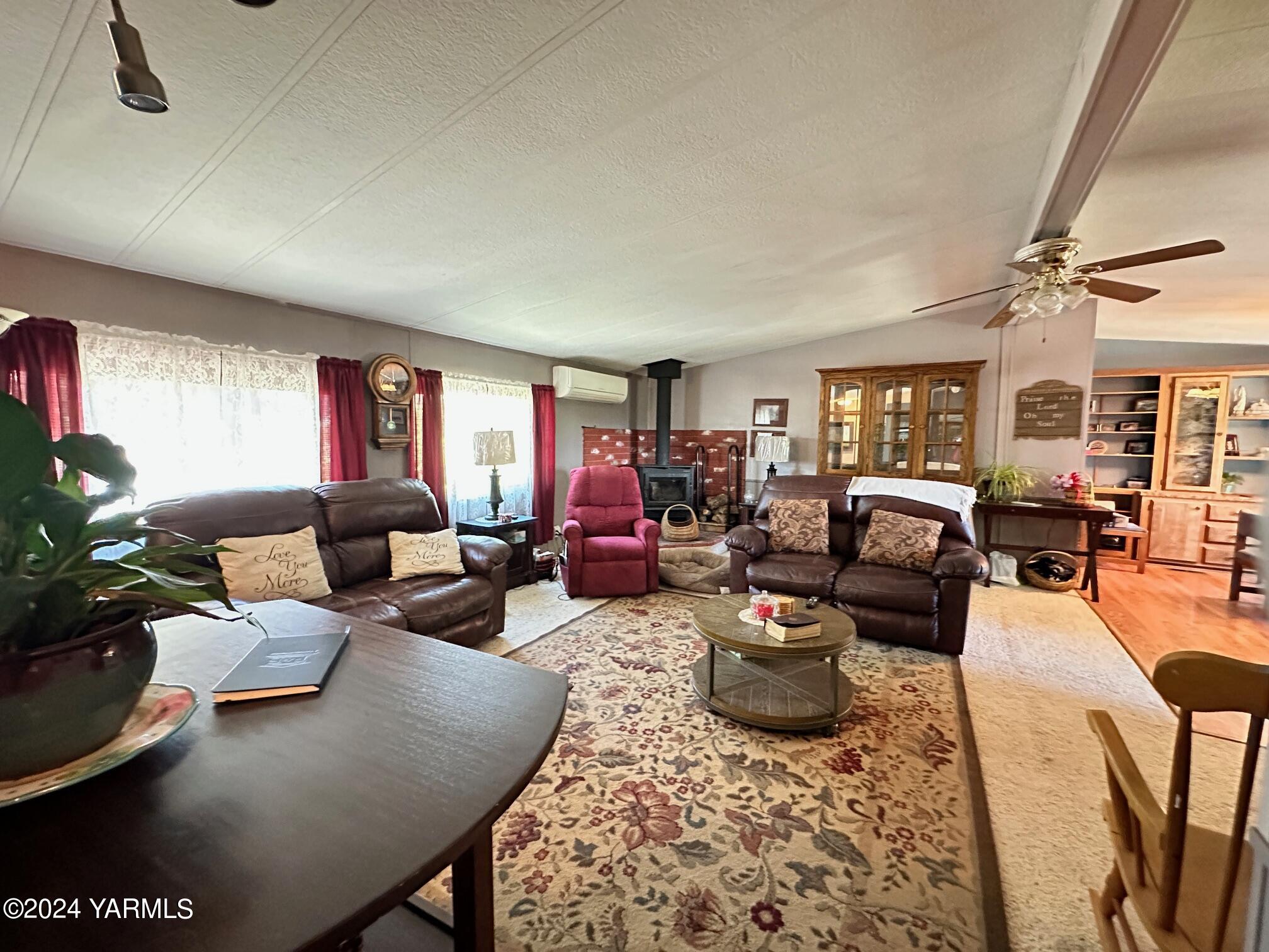 1131 County Line Road Grandview, WA 98930 - Photo 2 of 11 a living room with furniture a rug and a window