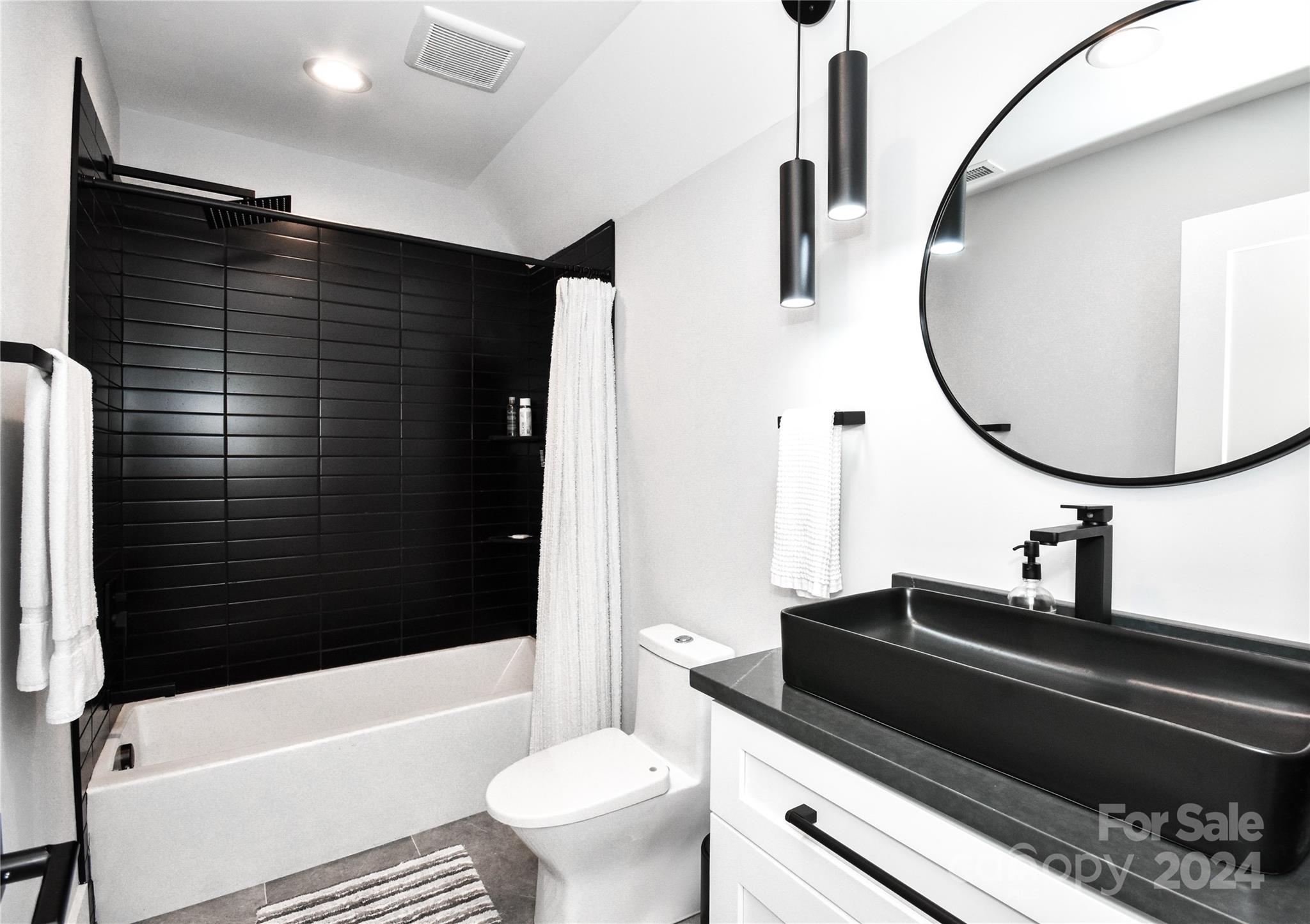 322 Mountainview Drive Charlotte, NC 28270 - Photo 34 of 47 a bathroom with a bathtub sink toilet and mirror