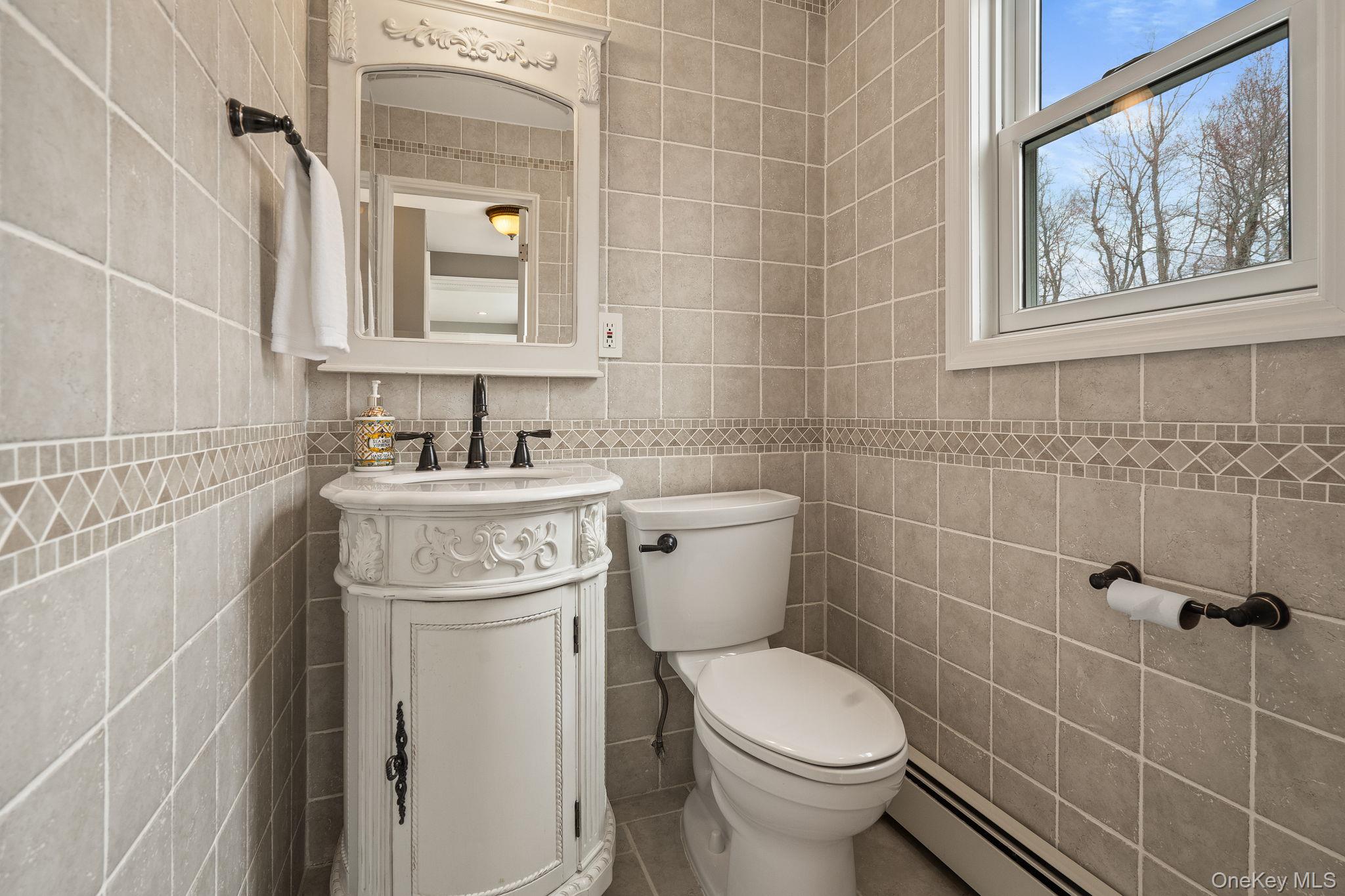 431 Woodbury Road Cold Spring Harbor, NY 11724 - Photo 13 of 26