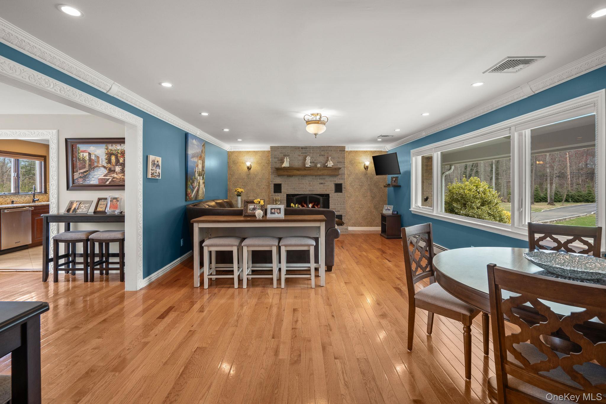 431 Woodbury Road Cold Spring Harbor, NY 11724 - Photo 3 of 24