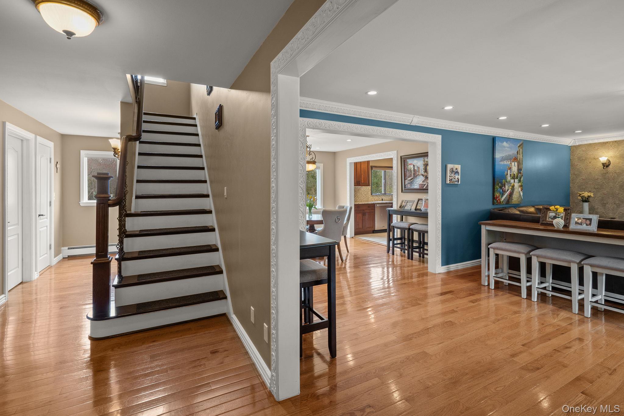 431 Woodbury Road Cold Spring Harbor, NY 11724 - Photo 4 of 26