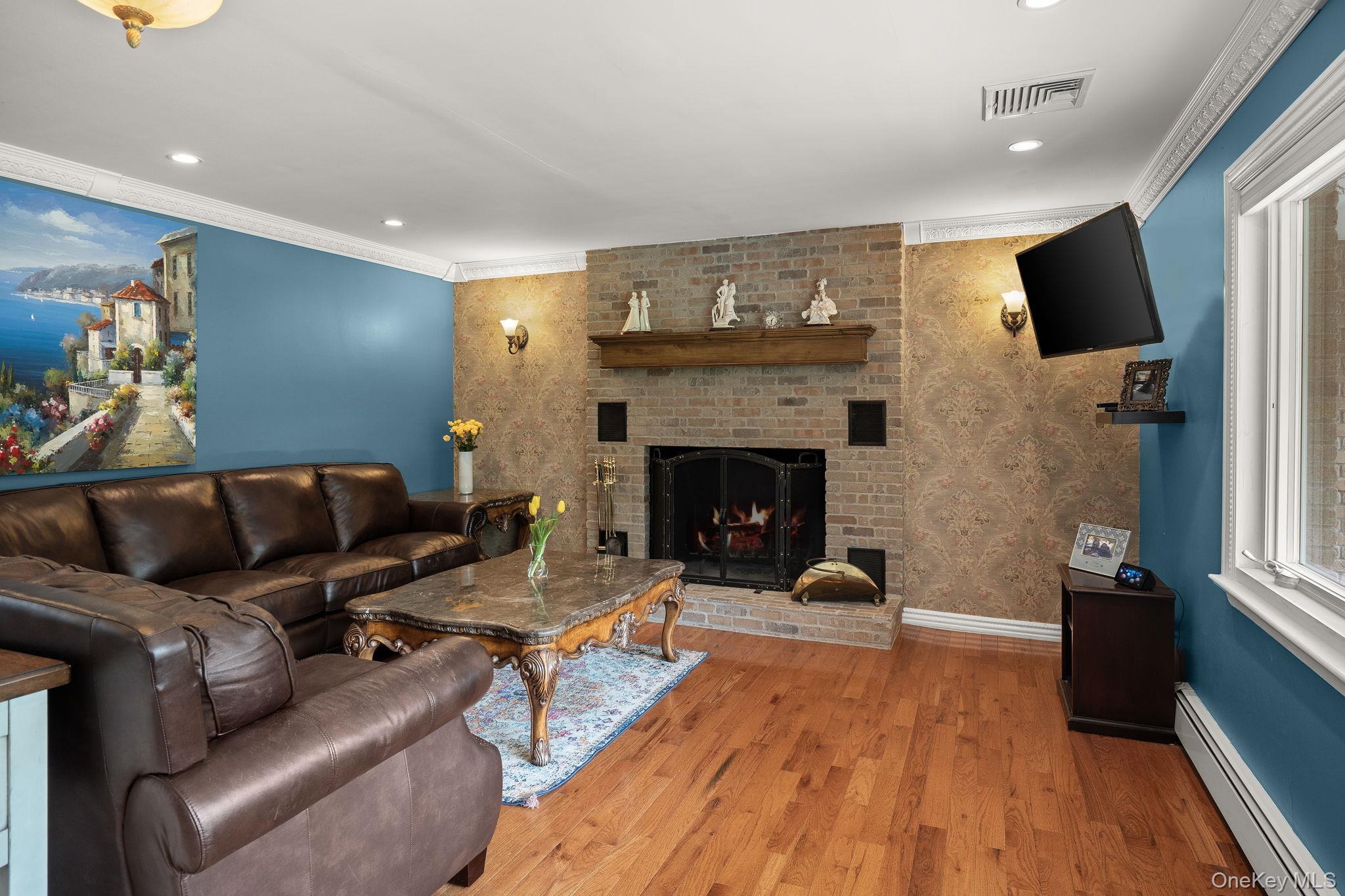 431 Woodbury Road Cold Spring Harbor, NY 11724 - Photo 5 of 24