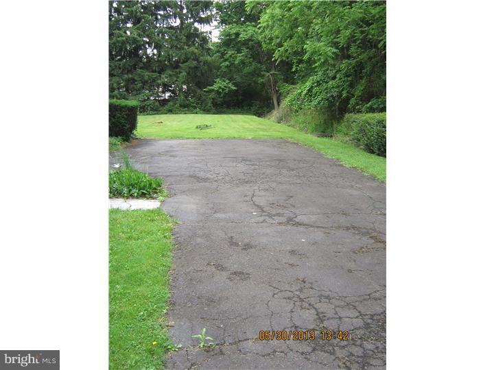 147 County Line Road Southampton, PA 18966 - Photo 11 of 12 Driveway