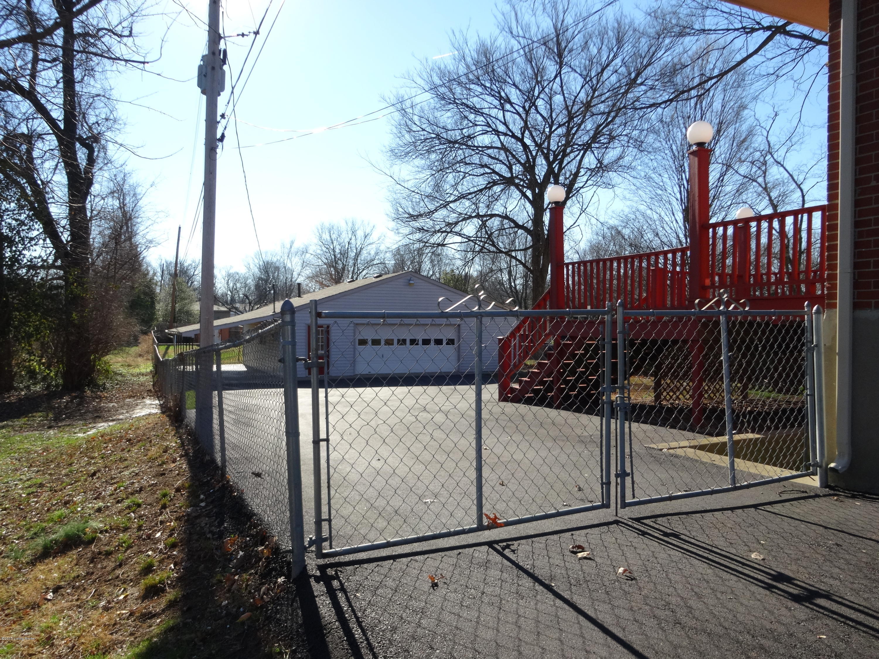 4402 Lowe Road Louisville, KY 40220 - Photo 21 of 44 fENCED yARD