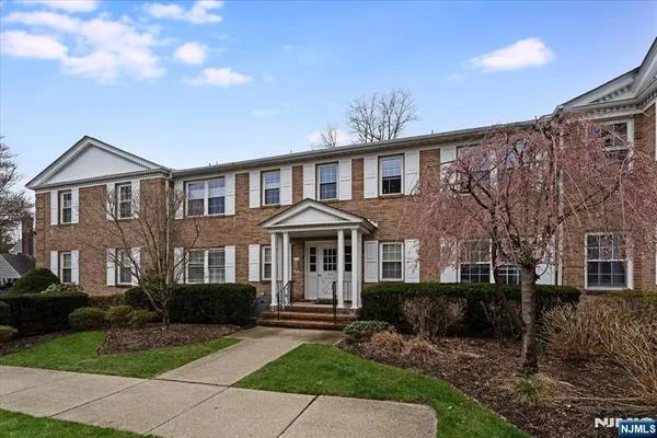 $599,000 | 364 East Ridgewood Avenue, Unit 6, Ridgewood, NJ 07450
