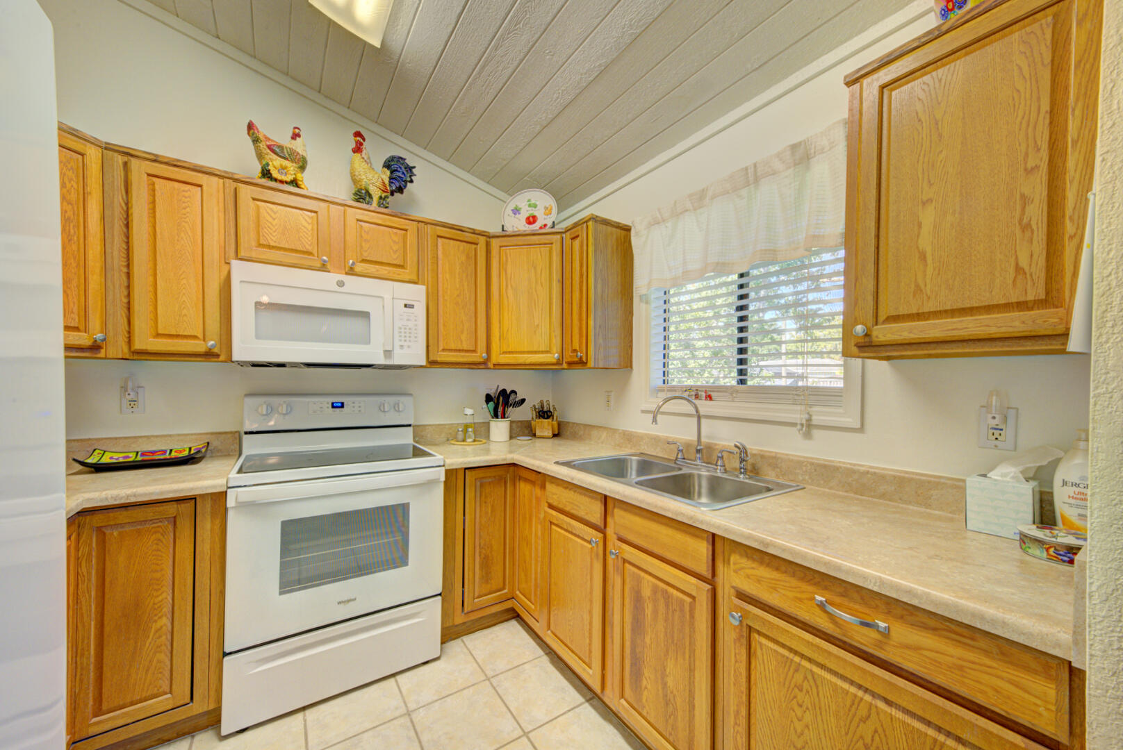 422 Avocado Road Northwest Palm Bay, FL 32907 - Photo 16 of 27 kitchen