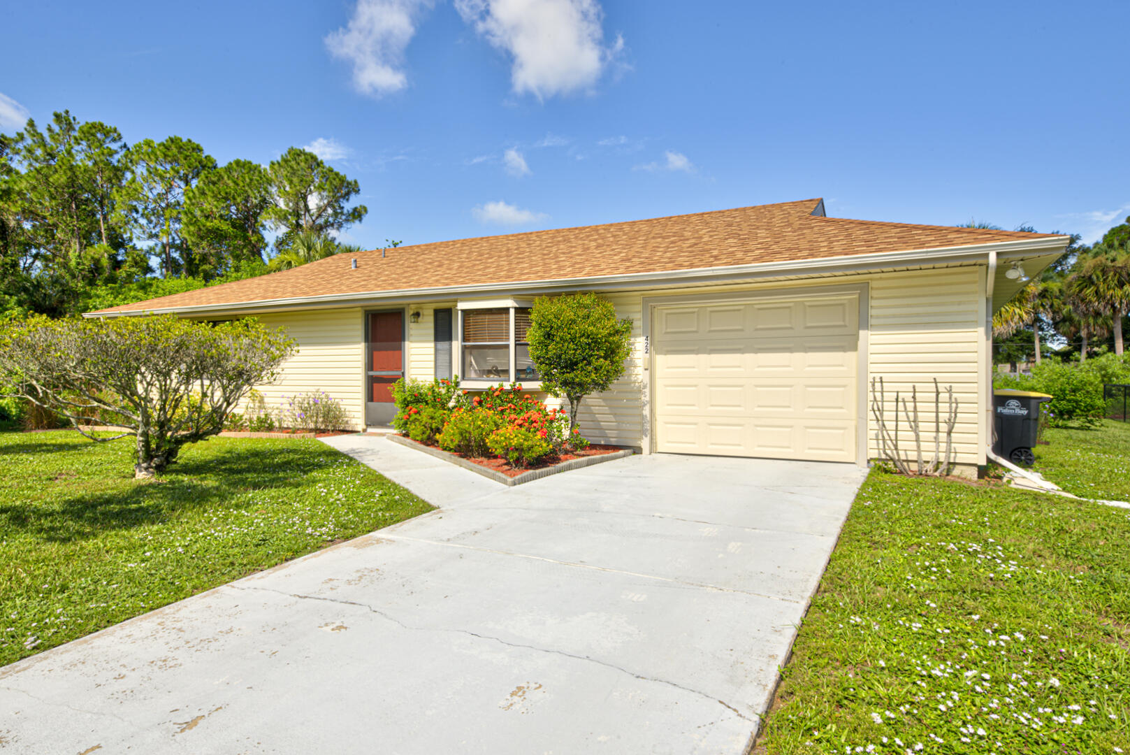 422 Avocado Road Northwest Palm Bay, FL 32907 - Photo 7 of 27 front of house right
