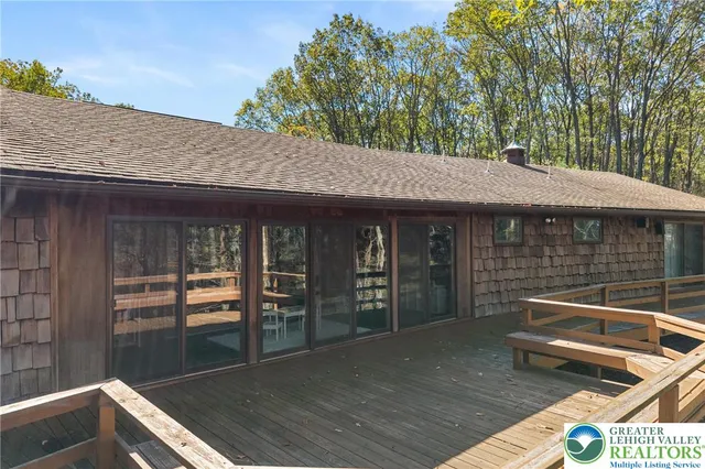 a view of an aerial view of residential houses with outdoor space