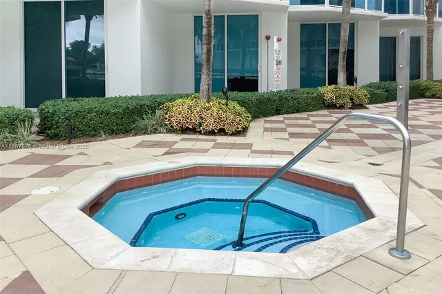 $725,000 | 1945 South Ocean Drive, Unit 1909, Hallandale Beach, FL 33009