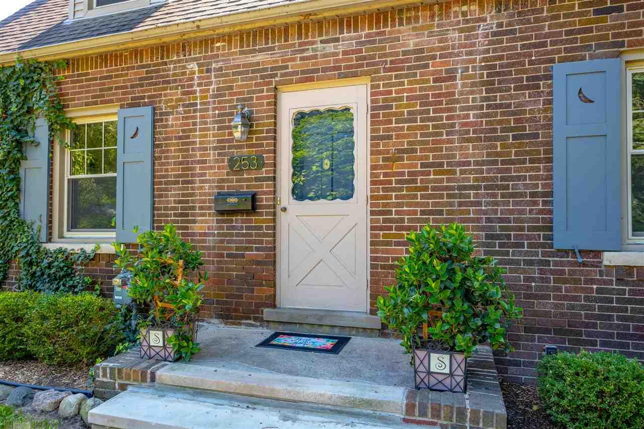 253 Moross Road Grosse Pointe, MI 48236 - Photo 4 of 43 50052295-3.JPG