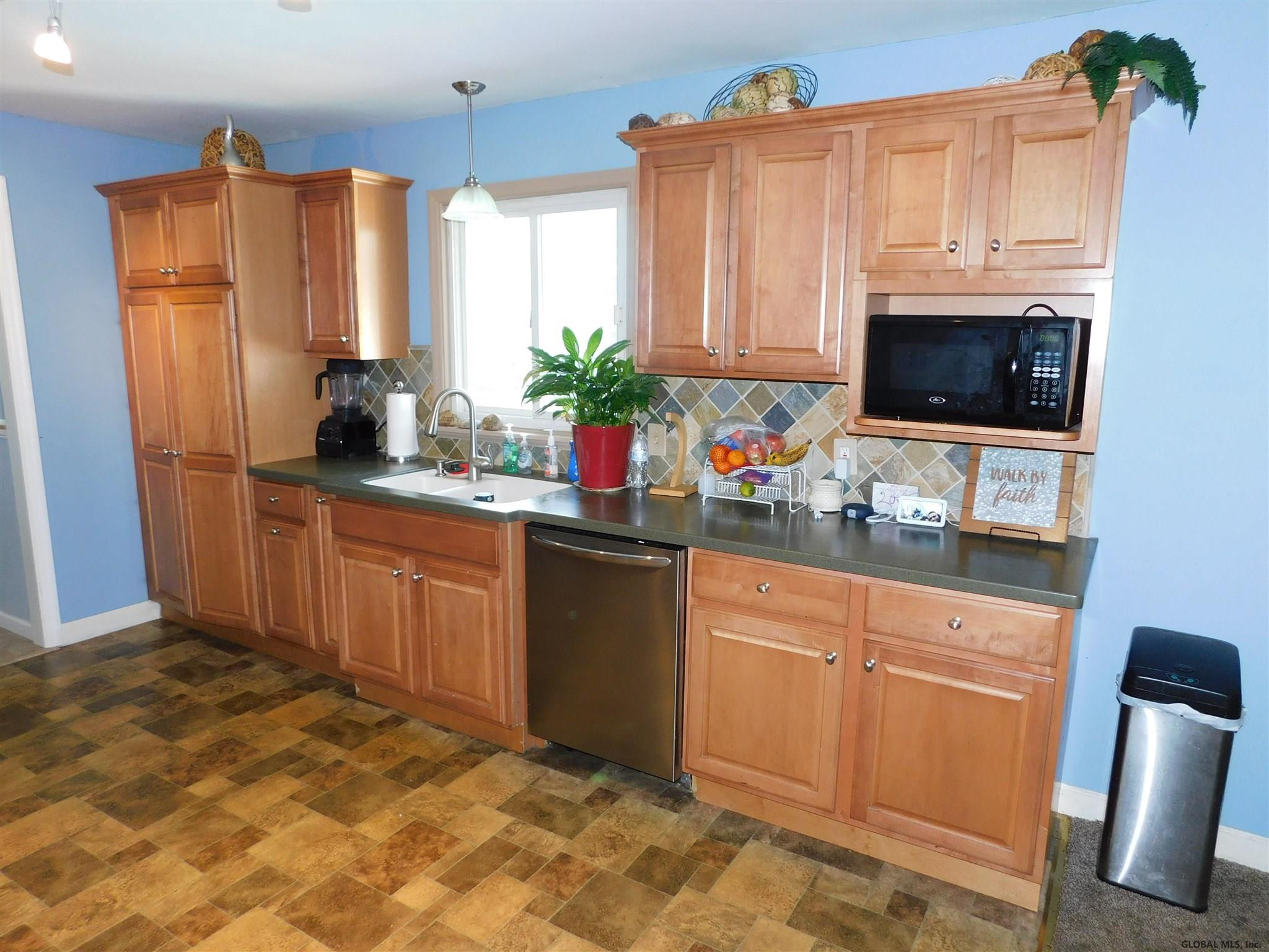 27 Farmingdale Road Colonie, NY 12110 - Photo 5 of 39 Photo 6