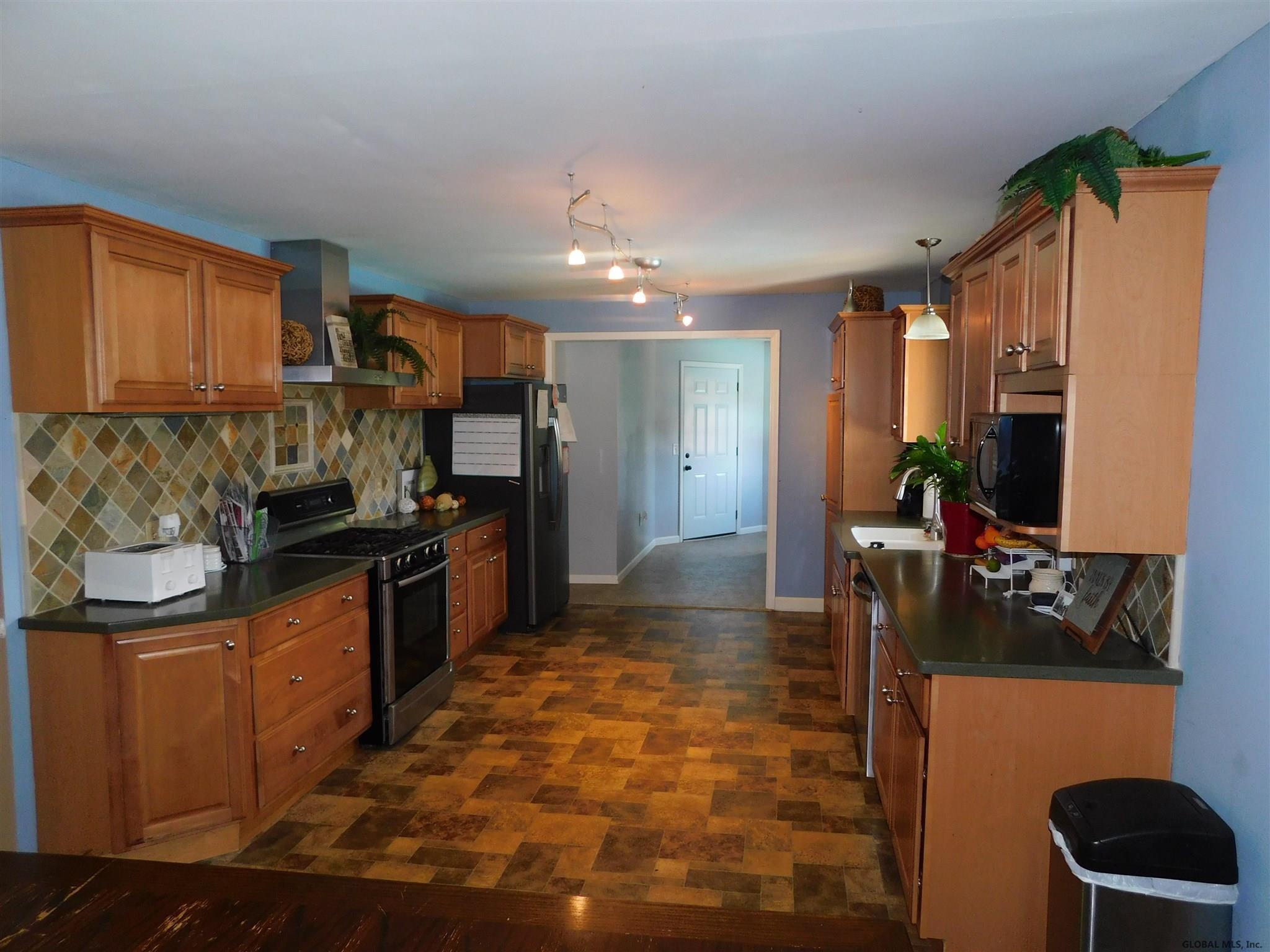 27 Farmingdale Road Colonie, NY 12110 - Photo 6 of 39 Photo 7