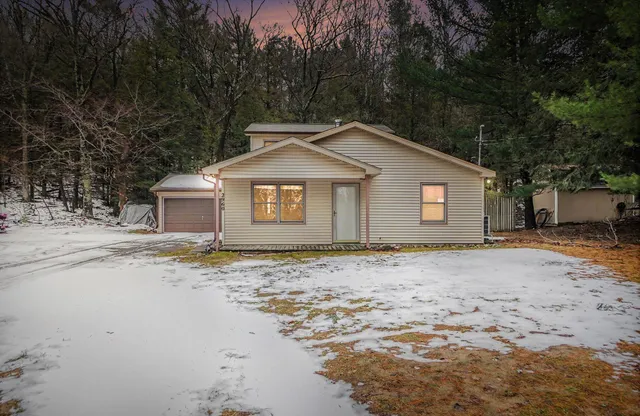 $500,000 | 2960 North Sahara Trail, Mears, MI 49436