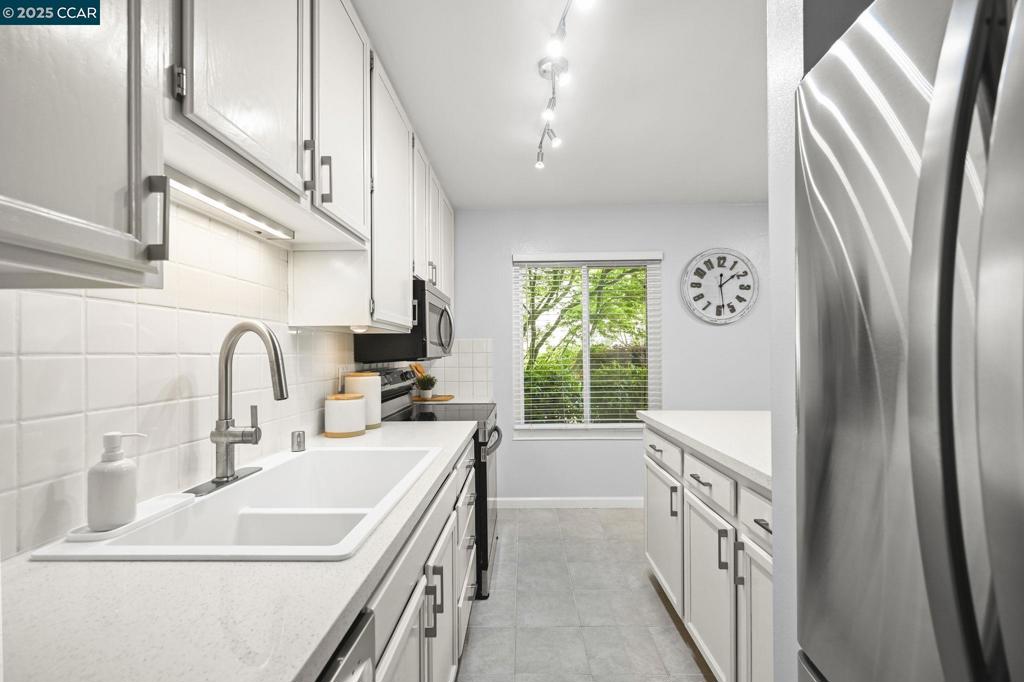 2560 Walnut Boulevard Walnut Creek, CA 94596 - Photo 10 of 29 a kitchen with stainless steel appliances a sink a stove and a refrigerator