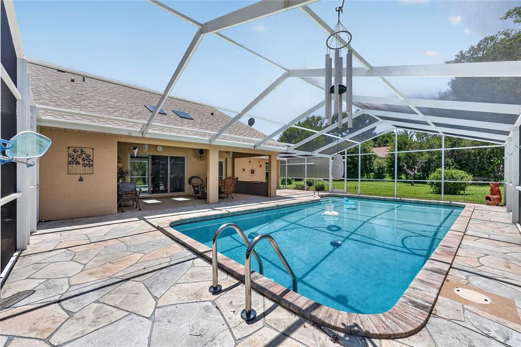 19025 Southwest 98th Loop Dunnellon, FL 34432 - Photo 49 of 80 a view of a patio with a table and chairs