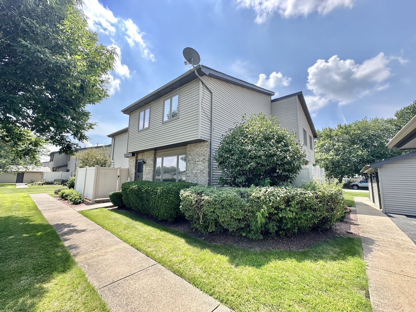 762 Lake Road New Lenox, IL 60451 - Photo 1 of 24 a front view of a house with garden