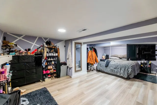 a bed room with a bed and a closet