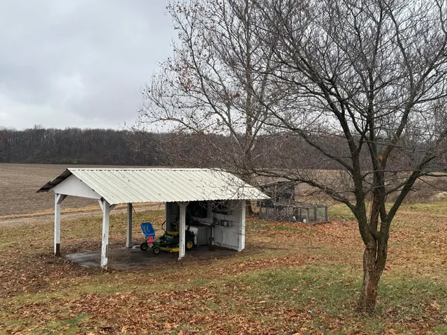 a view of a house with backyard