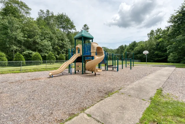 $360,000 | 230 White Oak Way, Torrington, CT 06790