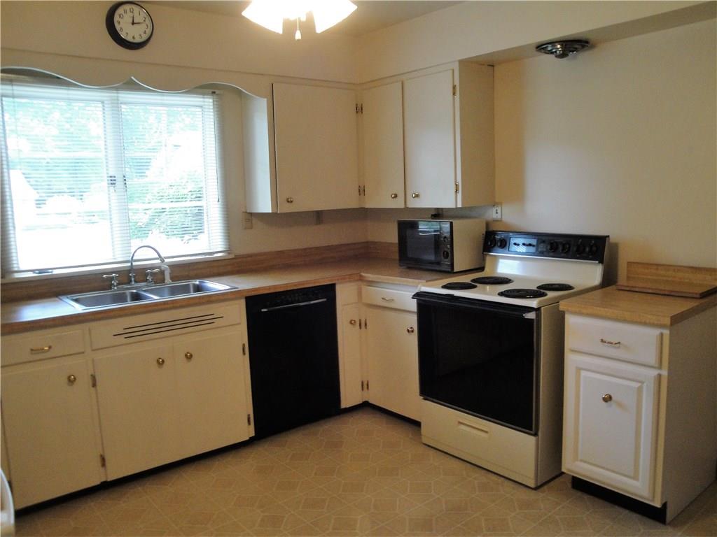 1676 Highland Road Hermitage, PA 16148 - Photo 3 of 10 Gallery Image 3