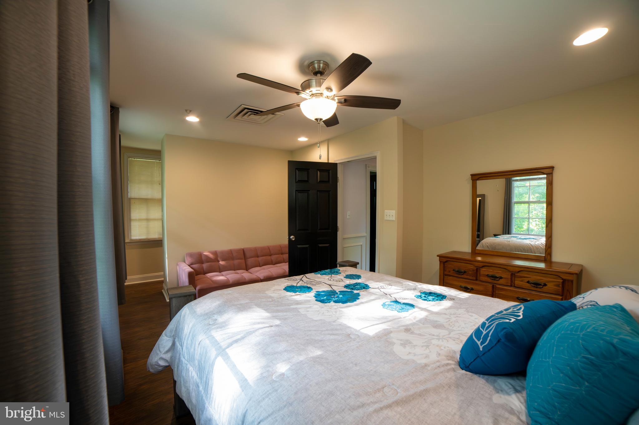 13175 State Road King George, VA 22485 - Photo 24 of 37 SEATING AREA!