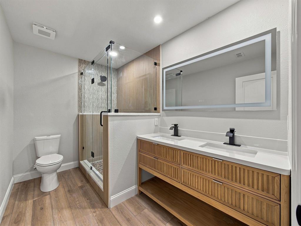 105 East Foggle Street Athens, TX 75751 - Photo 18 of 33 Pimary Bathroom