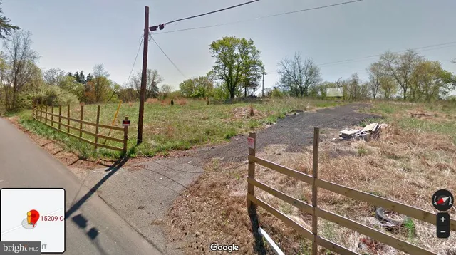 a view of a back yard