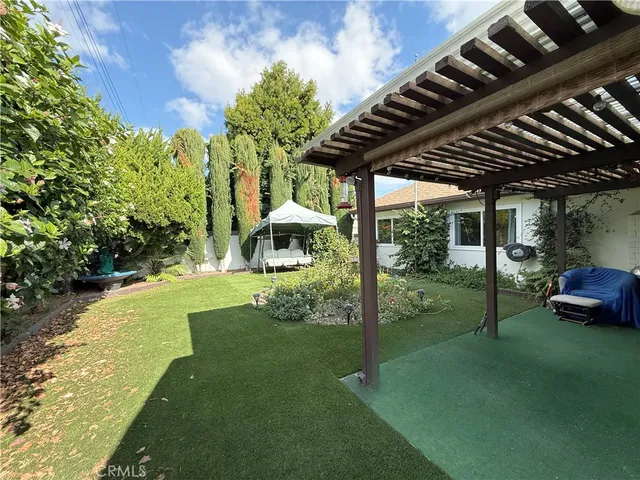 a view of yard with green space