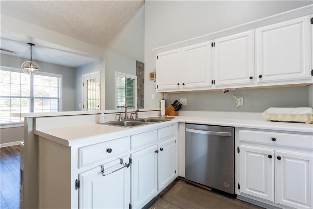 727 8 Point Court Suwanee, GA 30024 - Photo 10 of 32
