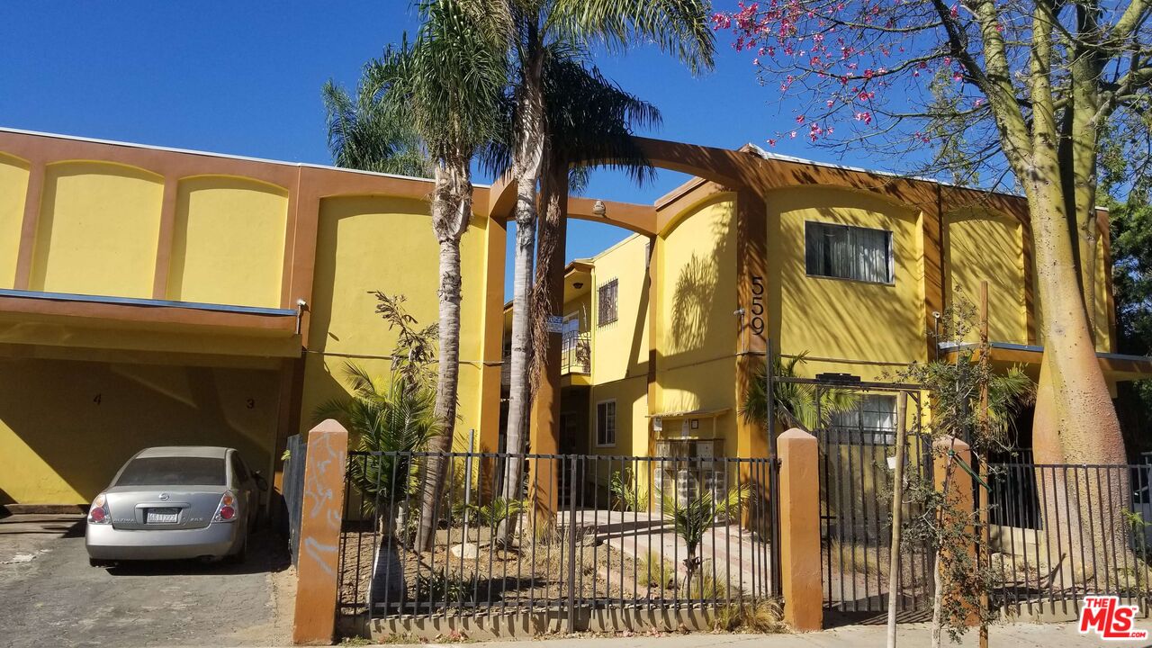 559 Sunset Avenue Venice, CA 90291 - Photo 3 of 10 a view of a two chairs on the wall