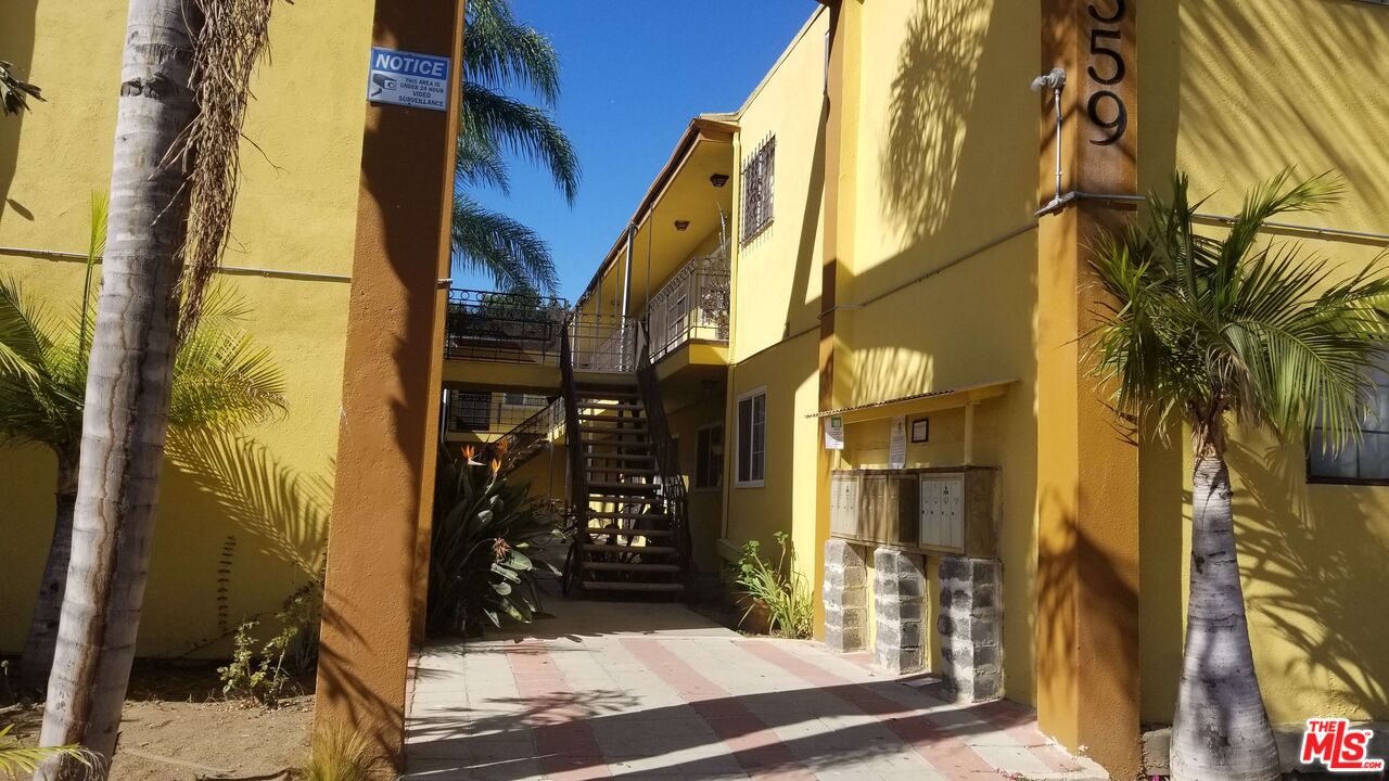 559 Sunset Avenue Venice, CA 90291 - Photo 4 of 10 a view of path along with brick building