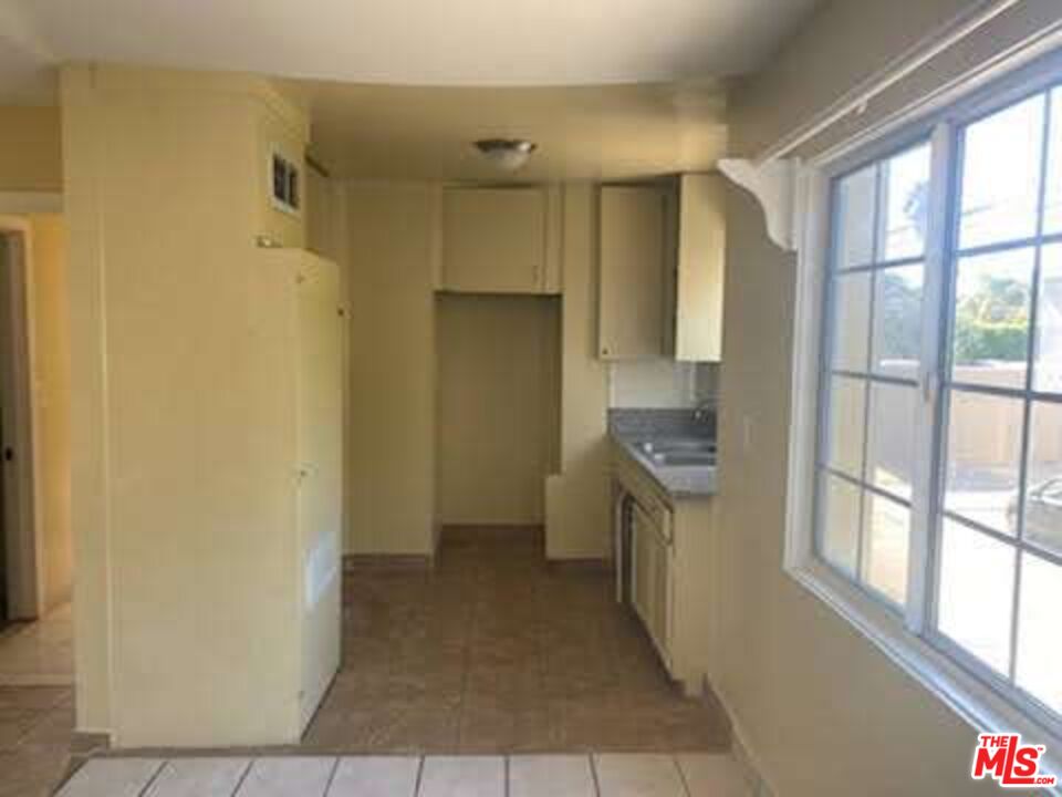 559 Sunset Avenue Venice, CA 90291 - Photo 7 of 10 a kitchen with stainless steel appliances granite countertop a refrigerator and a sink