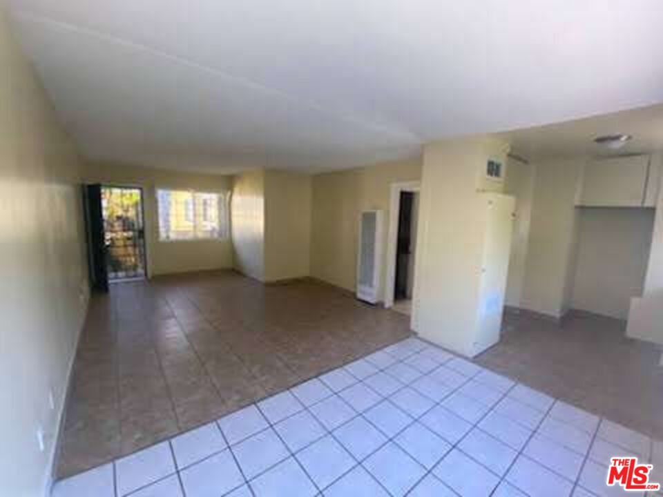 559 Sunset Avenue Venice, CA 90291 - Photo 8 of 10 a view of empty room with window