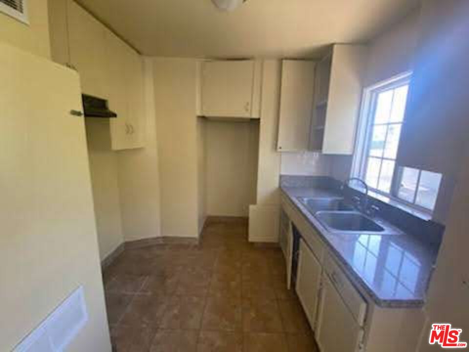 559 Sunset Avenue Venice, CA 90291 - Photo 9 of 10 a bathroom with a granite countertop sink and a mirror